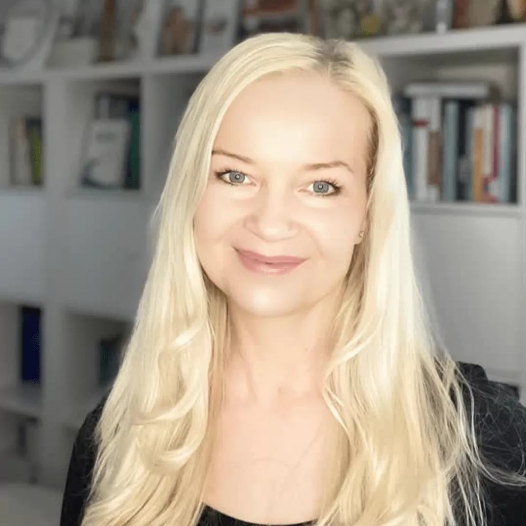 Claudia Webseite Buchregal (1080 x 1080 px) Claudia Webseite Buchregal 1080 x 1080